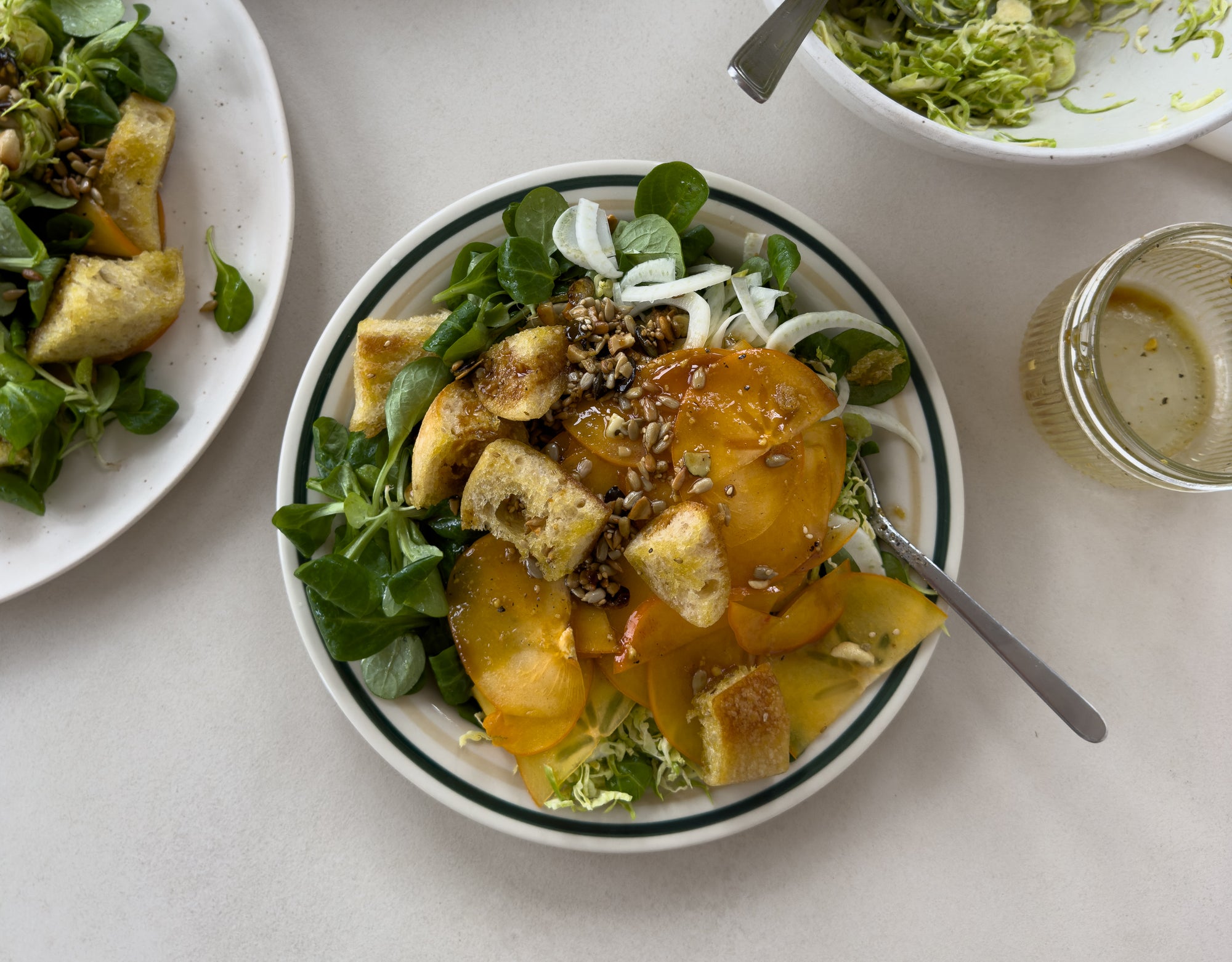 Winter 'Panzanella' mit Rosenkohl, Kaki, Fenchel & Croutons
